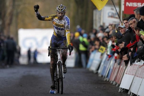 Rob Peeters (Bel) salutes his home crowd in Essen