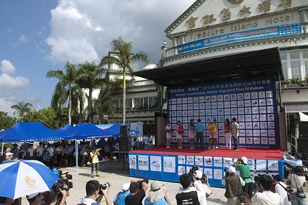 Valentin Iglinskiy (Astana) is presented with his tour leader's yellow jersey in front of the Treasure Island Hotel in Xinglong.