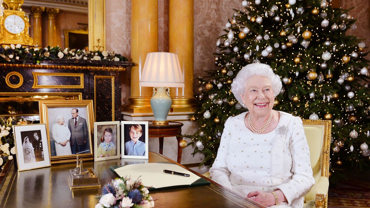 The Queen&#039;s genius way of eating mince pies