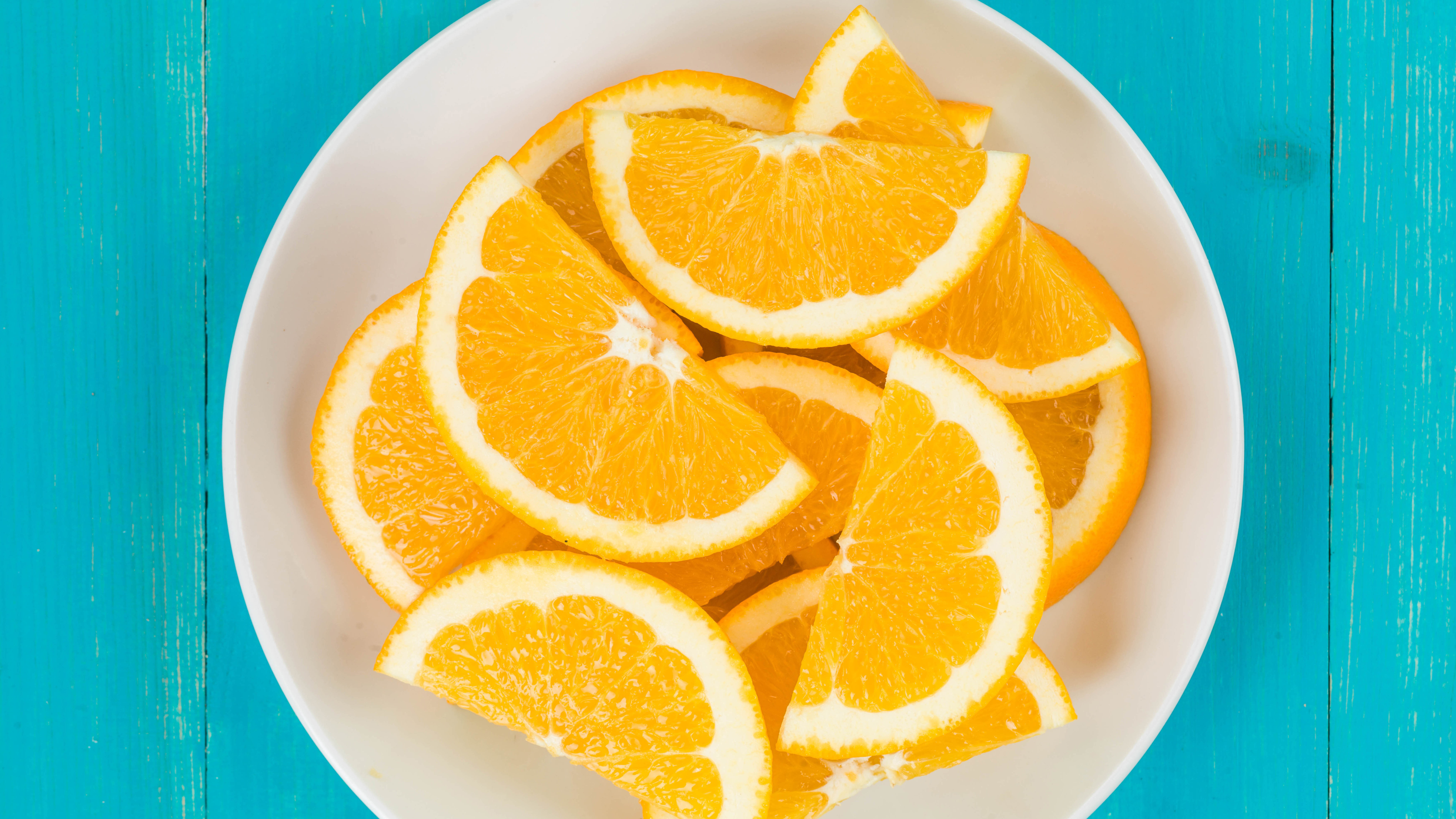 Тарелка с дольками апельсина