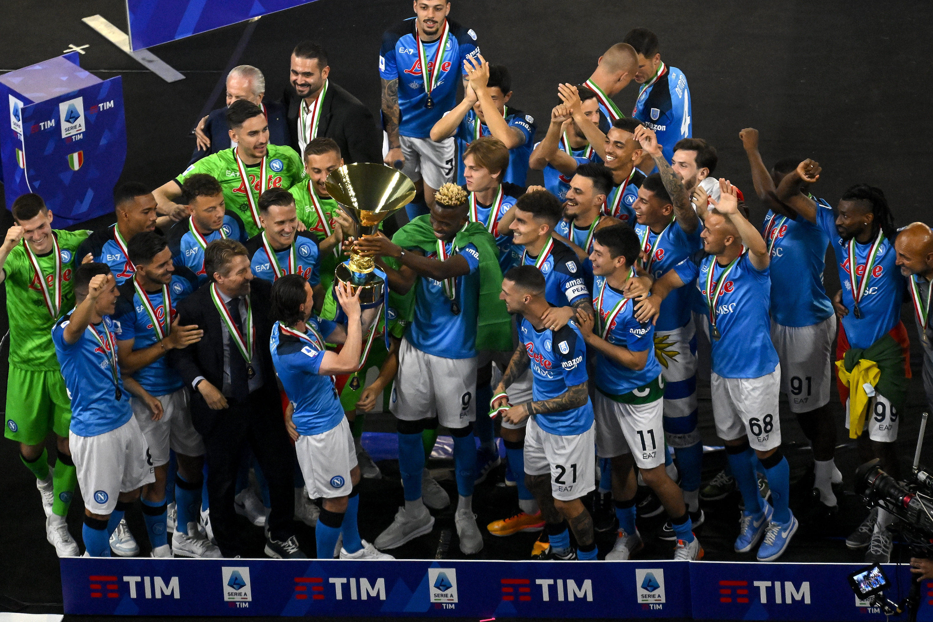 DIEGO ARMANDO MARADONA STADIUM, NAPLES, ITALY - 2023/06/04: Victor Osimhen of SSC Napoli lifts the trophy as he celebrates with teammates the victory of the italian championship Serie A. Napoli won 2-0 over Sampdoria. (Photo by Andrea Staccioli/Insidefoto/LightRocket via Getty Images)