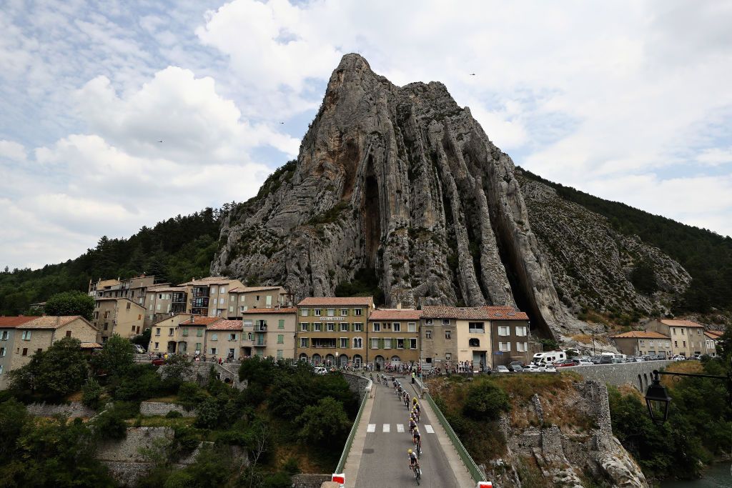 Team Sky lead the peloton toward rocher de la Baume in Sisteron
