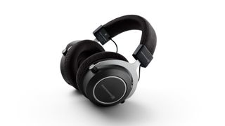 Beyerdynamic Amiron Wireless hovedtelefoner i sort på en hvid baggrund