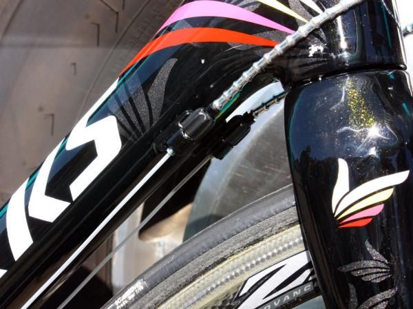 Check out the metallic glimmer in Contador's custom paint. Munoz uses sealed Gore Ride-On cables but juices them up with trick segmented aluminum housing.