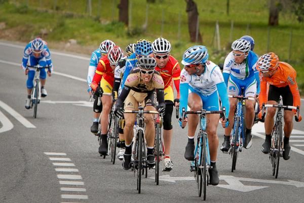 A breakaway formed after 10kms, but the peloton was only a few seconds behind.