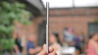 اندازه باریک Motorola Razr 2024 نشان داده شده است.