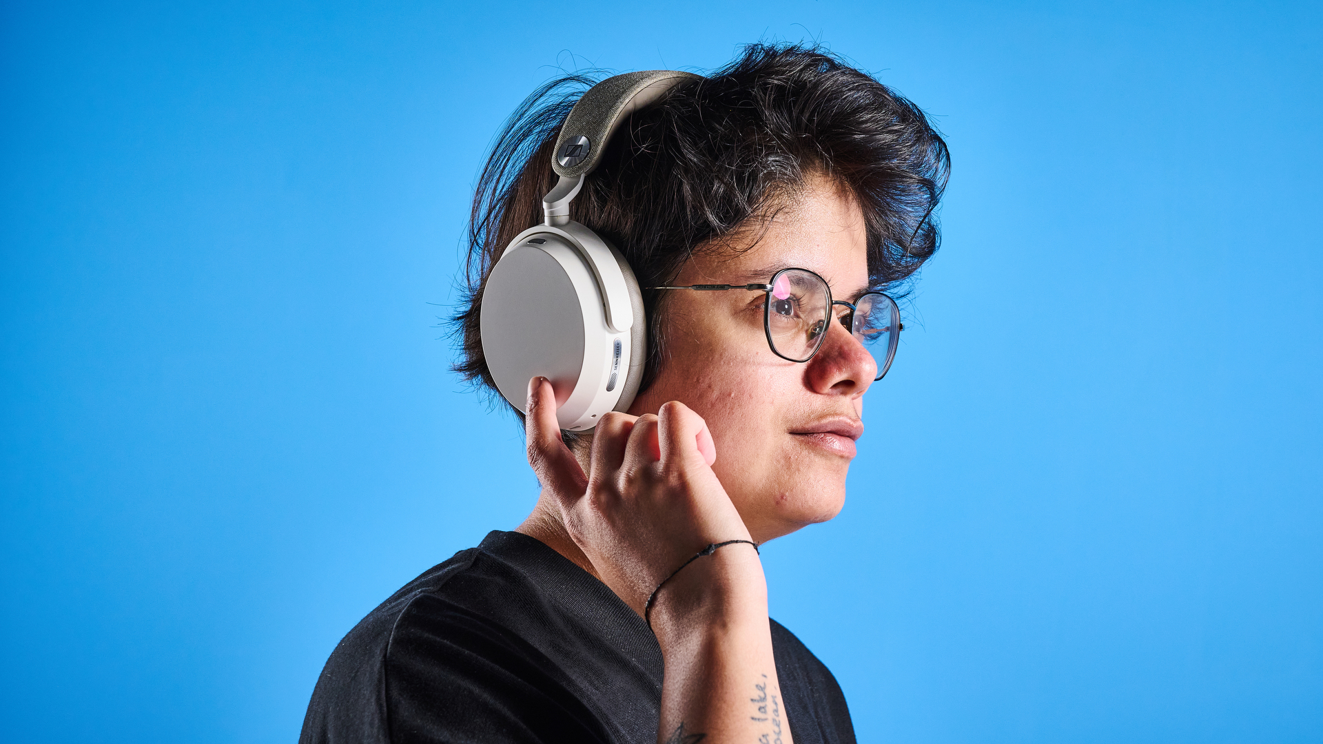 the sennheiser momentum 5 in white photographed against the blue tom's guide background