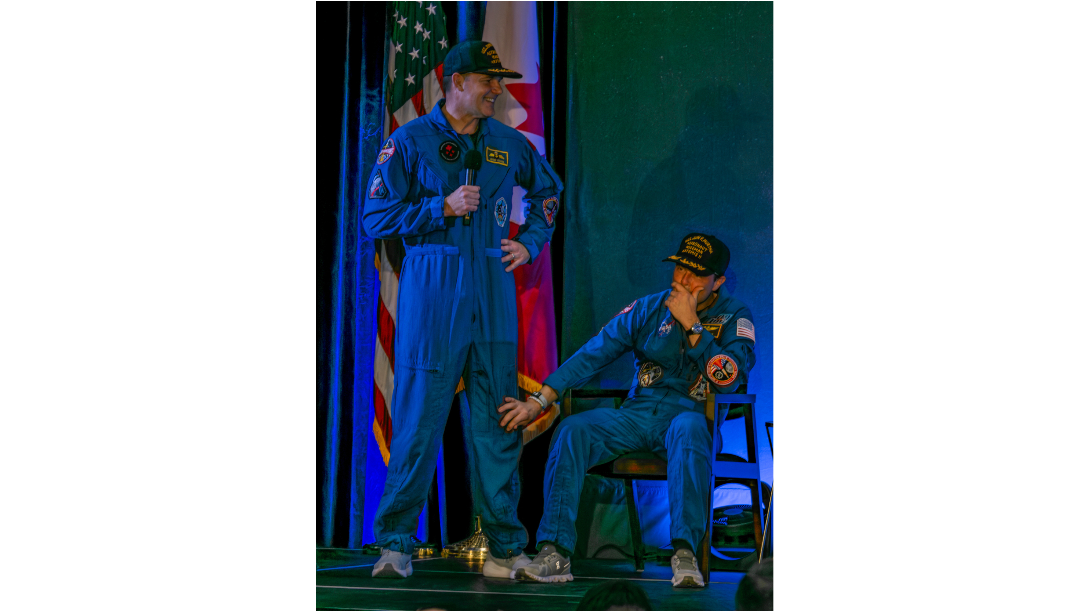 Os astronautas do Artemis 2 Jeremy Hansen (à esquerda) e Reid Wiseman em Houston em 11 de abril de 2026.