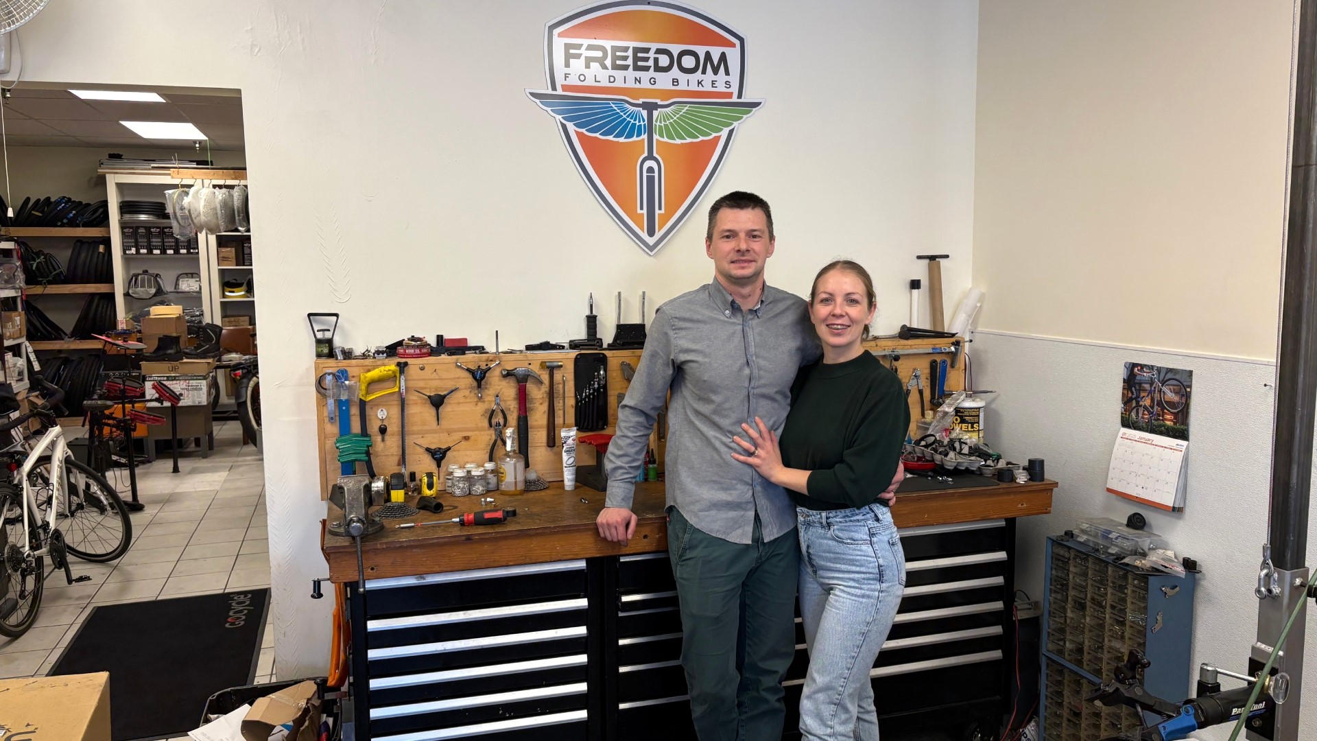 Levgen Potyku y Hanna Boiarska de Freedom plegable y bicicletas eléctricas en Colorado