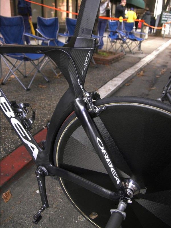 The airfoil-shaped down tube is mated with a diamond profile seat tube.