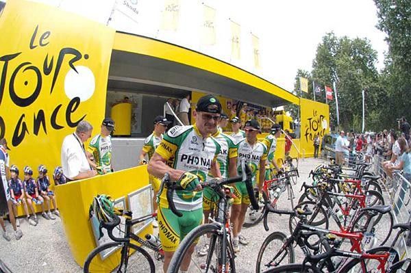 Floyd Landis (Phonak) exits sign on