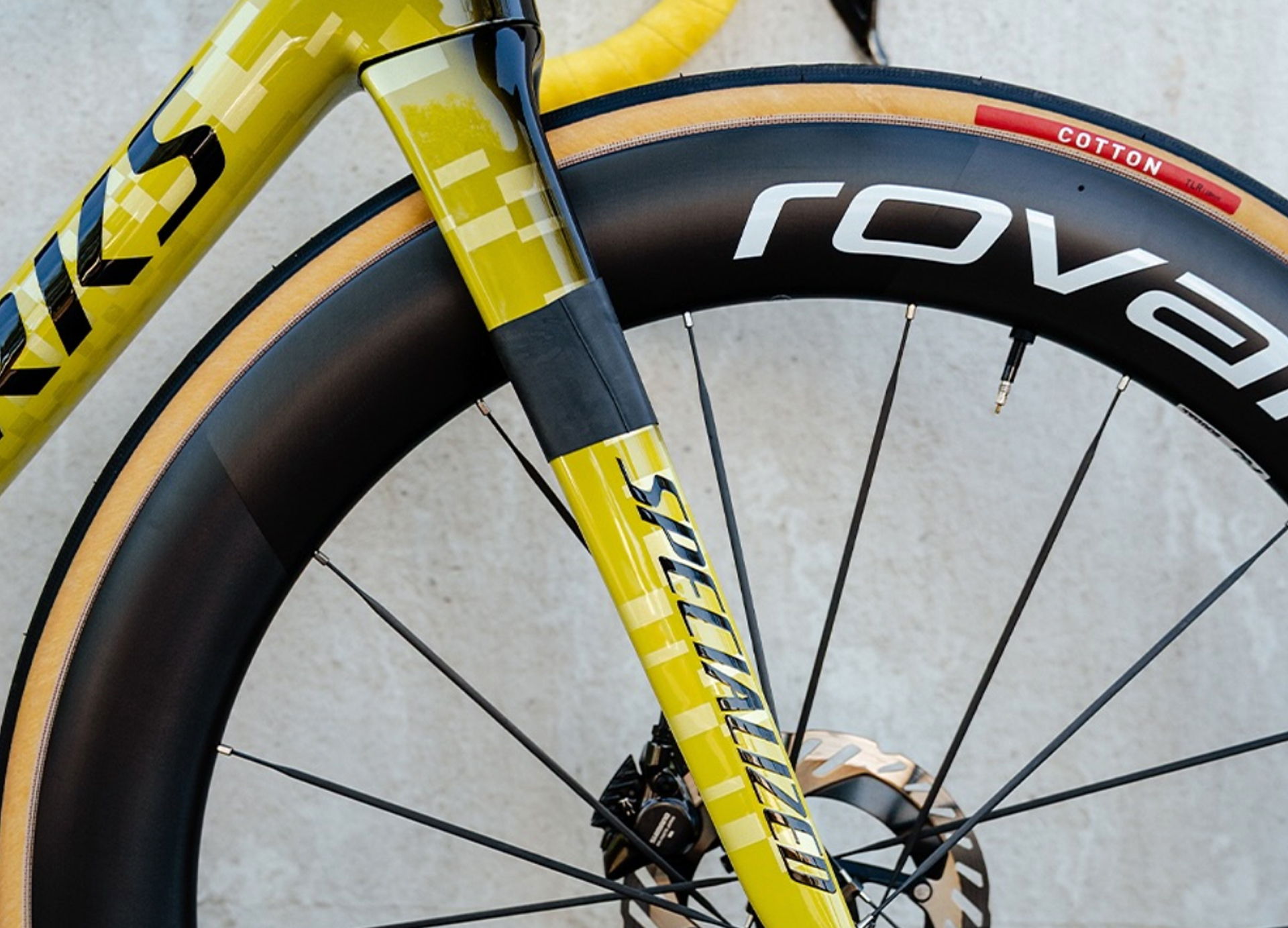 Kim Le Court's Specialized S-Works Tarmac SL8 fork and wheel detail