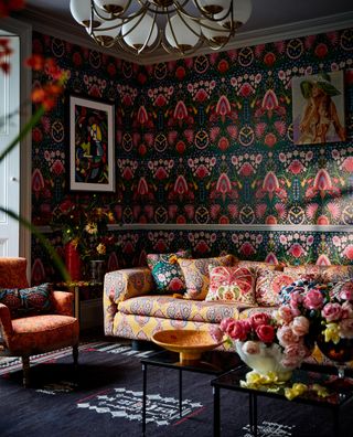 Living room in Susie Q wallpaper by Mind the Gap