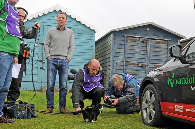 Ned Boulting gets upstaged by Sjekkie, Marianne Vos's pet cat