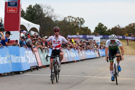 Eli Iserbyt (Pauwels Sauzen-Bingoal) outsprints Laurens Sweeck (Crelan-Fristads) to win 2022 World Cup Fayetteville