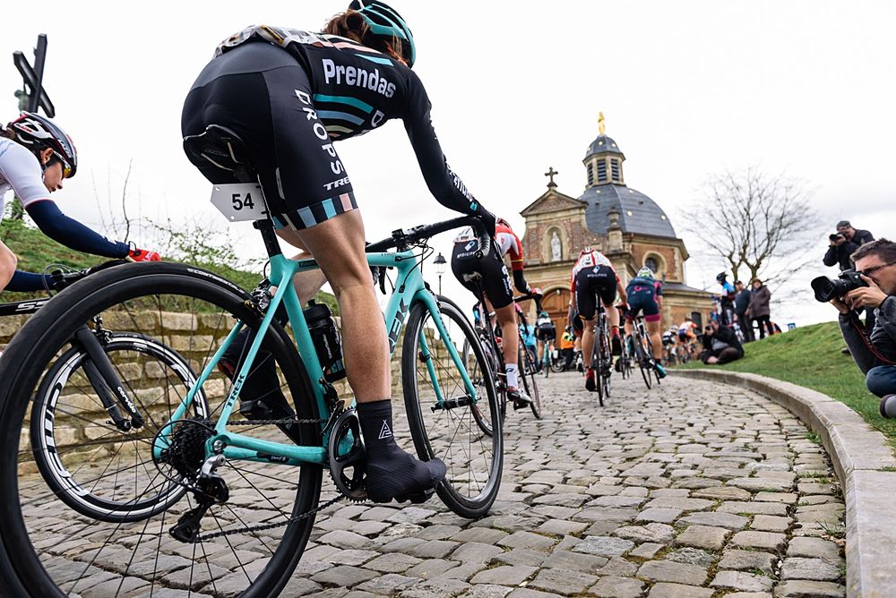 Laura Massey (Drops) has the top of Muur van Gerardsbergen in her sights - Pajot Hills Classic 2016