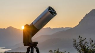 The Unistealler eVscope telescope in front of mountains