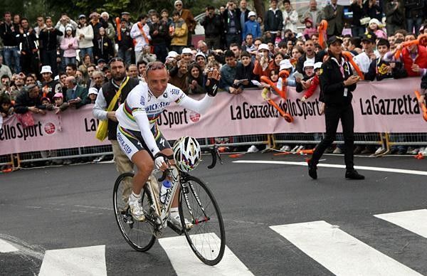 World Champion Paolo Bettini (Quick Step) waves to the crowds in Potenza.