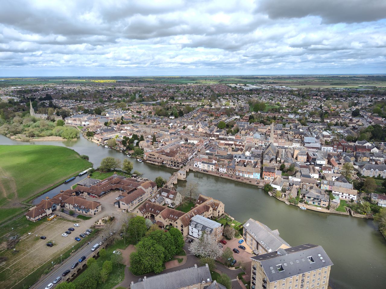 Photos of a town showing the zoom capabilities of the Autel EVO Max 4T