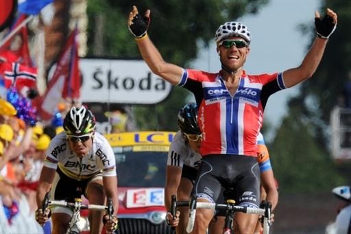 Thor Hushovd (Cervelo TestTeam) crushed the cobbles to win a dramatic stage three.