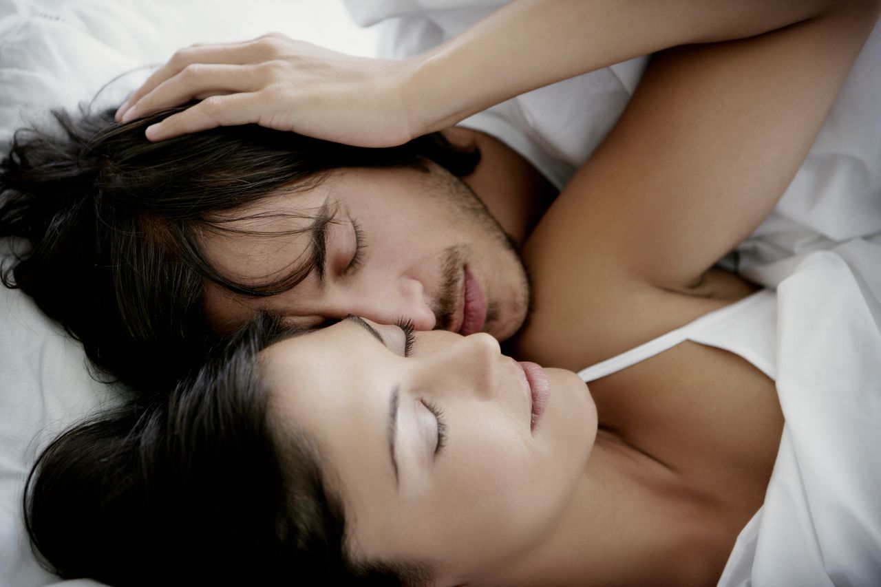 sex positions for menstrual cramps - Couple cuddling in bed