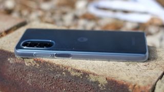 Motorola Moto G62 review side angled