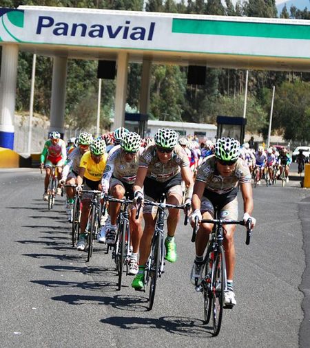 The Boyaca Orgullo De America controls the peloton for race leader Fernando Camargo.