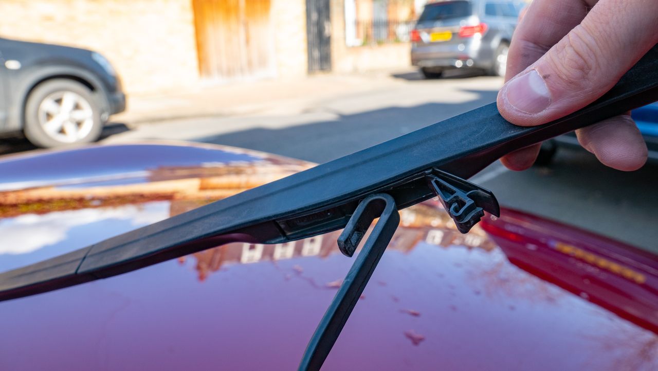 How to fit a new windscreen wiper