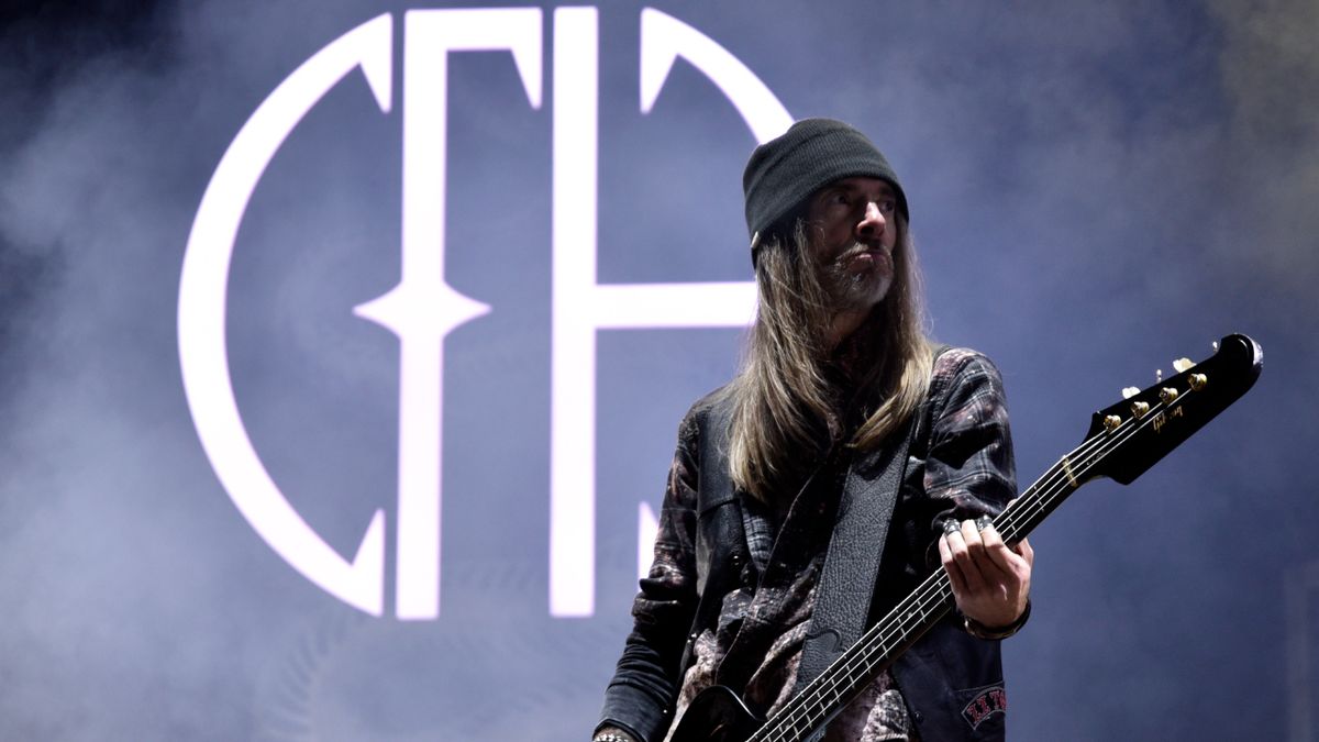 Rex Brown on stage