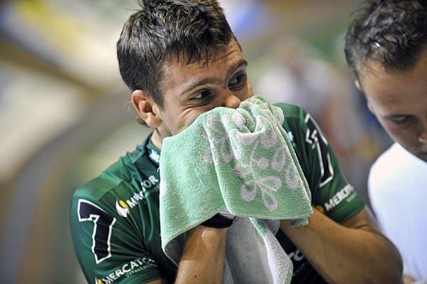 It's wipe down time for Kenny De Ketele after the Madison.