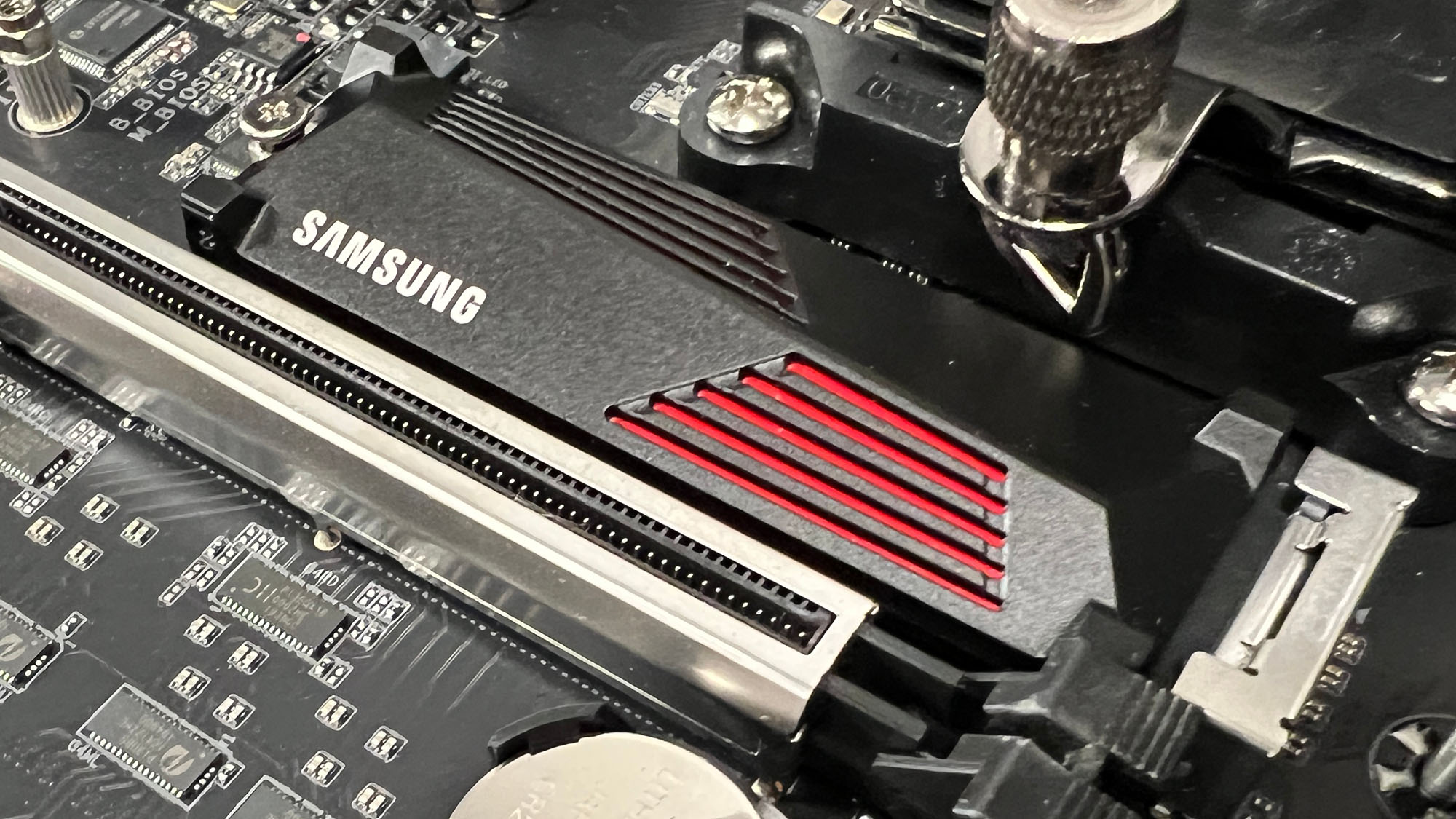 Um Samsung 990 Pro em um slot M.2 em uma placa-mãe