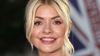 Holly Willoughby wearing eye makeup look blue eyes