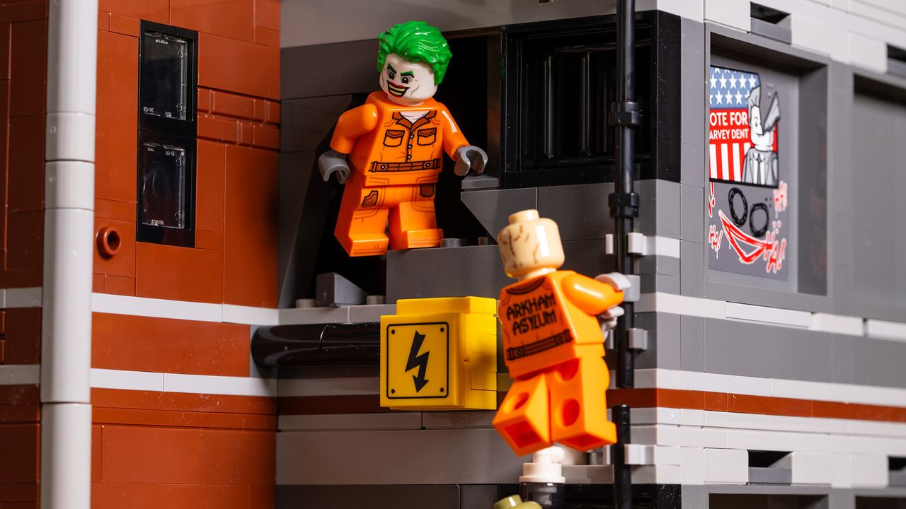 Lego DC Arkham Asylum (#76300) lego set, Joker and Scarecrow escape via a drain pipe