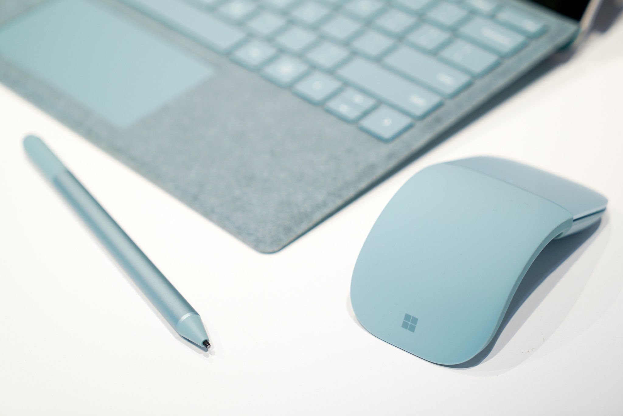 Microsoft Surface Pro 5 タイプカバー、Arc Mouse Microsoft releases new Surface Pro 'Aqua' colored accessories