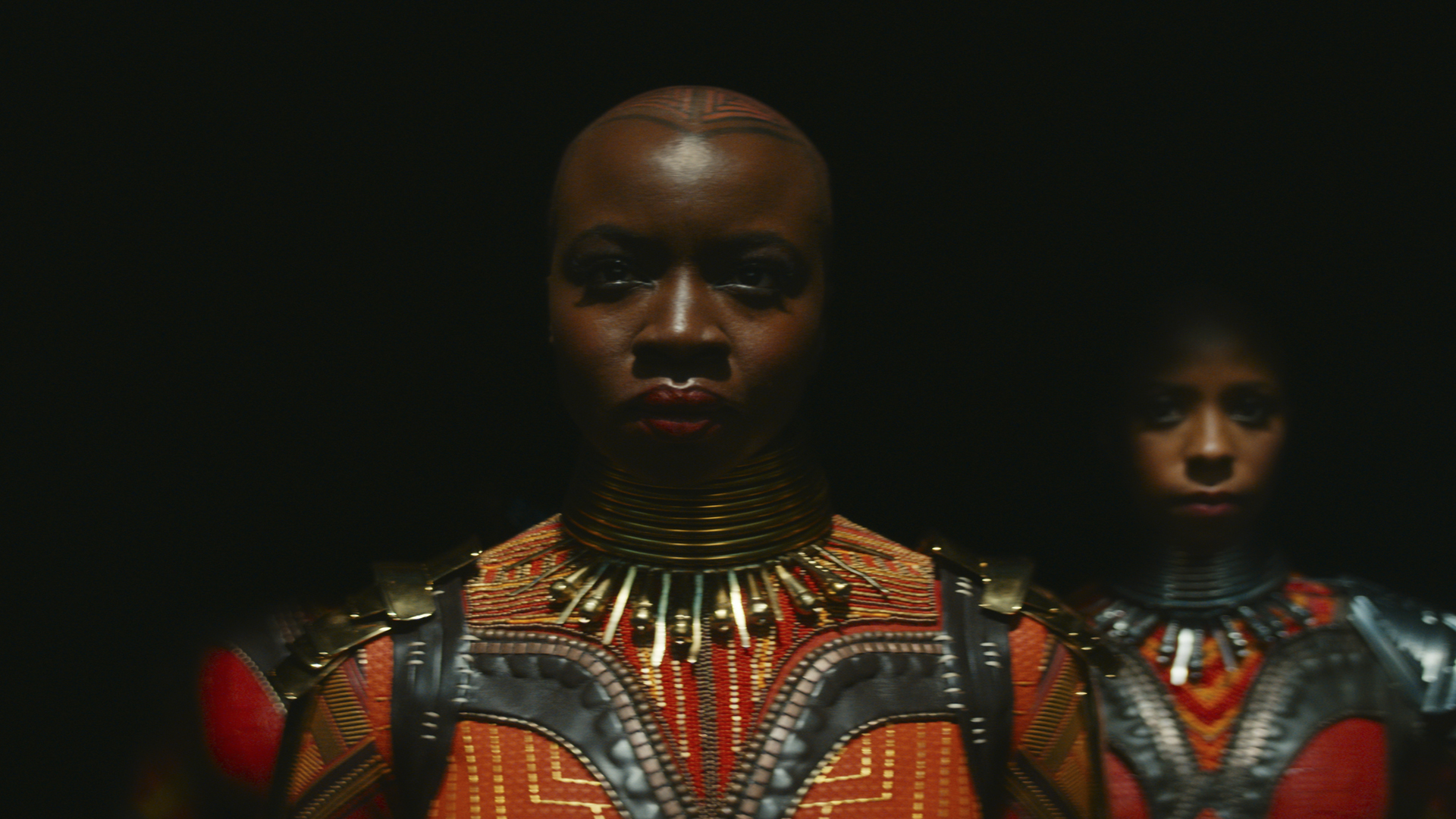 Okoye og Dora Milaje dukker op fra mørket i filmen Black Panther: Wakanda Forever