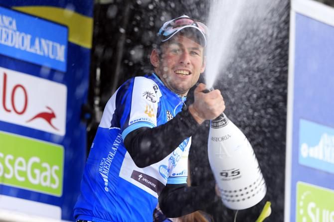 Champagne for Mark Cavendish in the points jersey