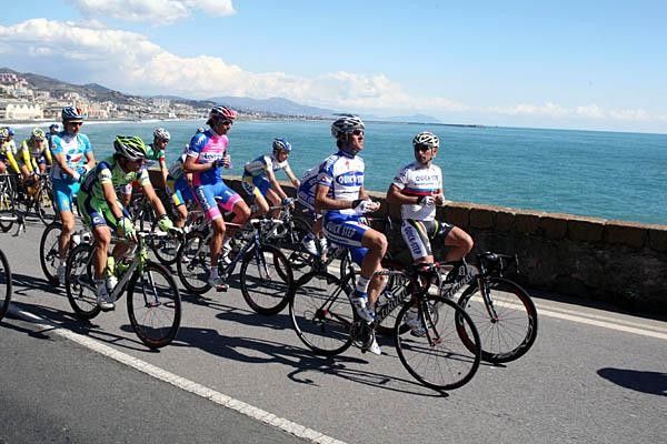 Bettini (r) has a chat with team-mate Carlos Barredo, while the two munch away on their food.