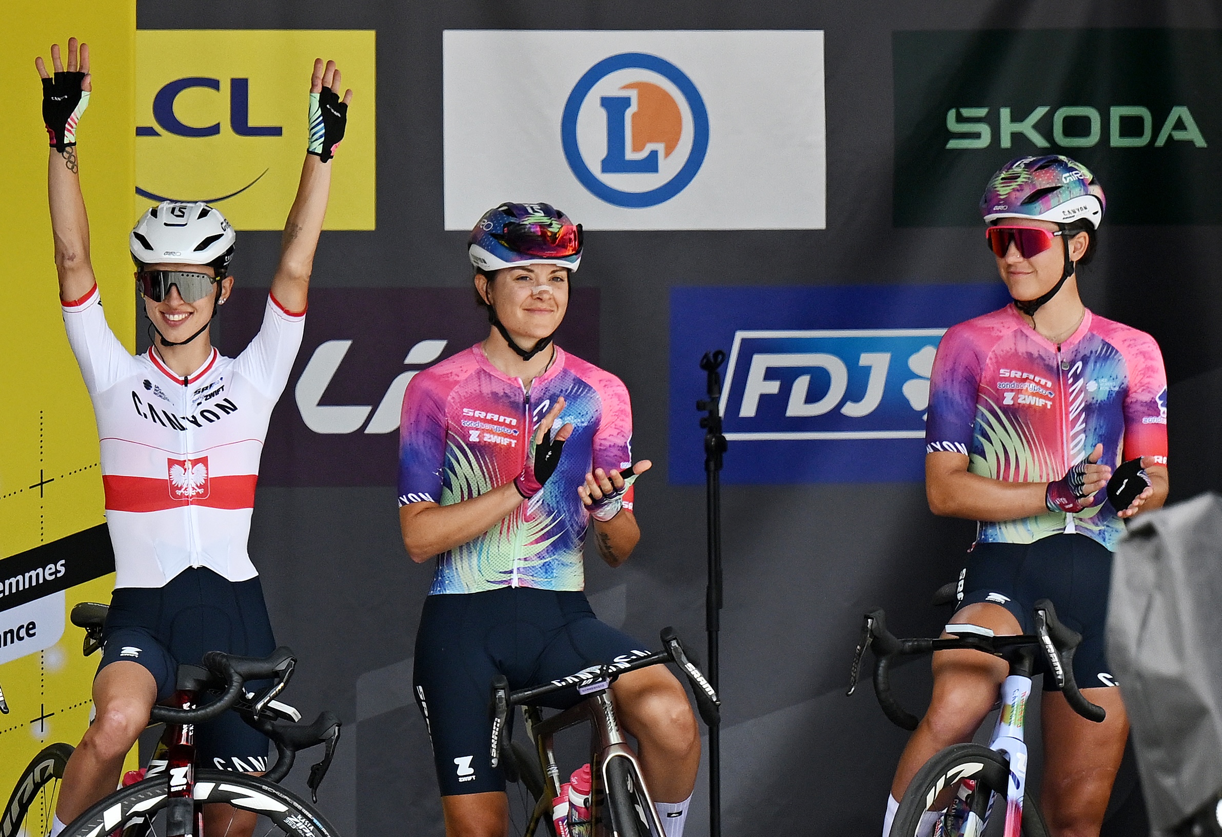 VANNES, FRANCE - JULY 26: Katarzyna Niewiadoma of Poland, Chloe Dygert of The United States and Soraya Paladin of Italy(centre) of Team CANYON//SRAM zondacrypto prior to the 4th Tour de France Femmes 2025, Stage 1 a 78.8km stage from Vannes to Plumelec / #UCIWWT / on July 26, 2025 in Vannes, France. (Photo by Szymon Gruchalski/Getty Images)