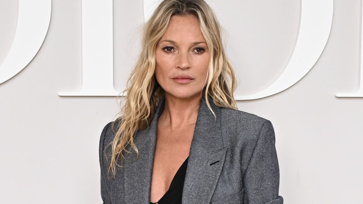 La trousse de maquillage booster d'éclat de Kate Moss, essentielle pour obtenir son « éclat légendaire de mannequin », est le rêve pour raviver la peau terne de l'hiver