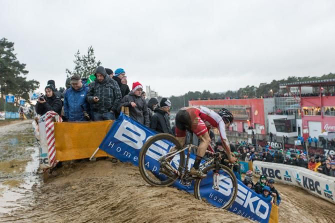 Justin Lindine goes over the drop in Zolder