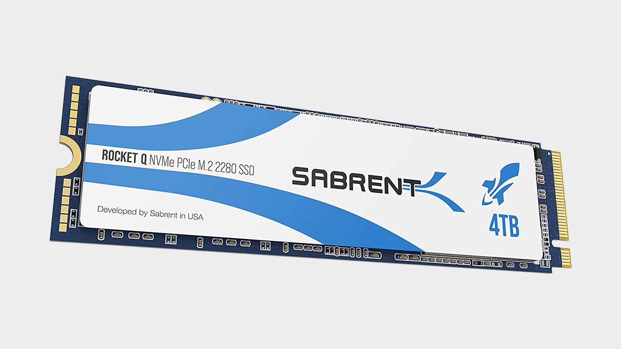 Stick de Sabrent Rocket Q 4TB SSD frente a un fondo gris.