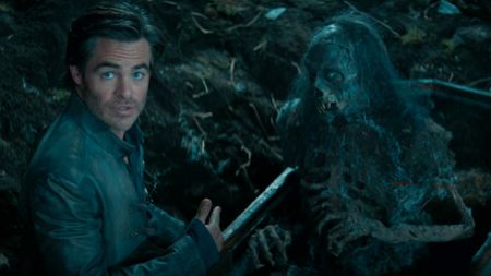 Chris Pine's Edgin talks with a corpse in Dungeons & Dragons: Honor Among Thieves