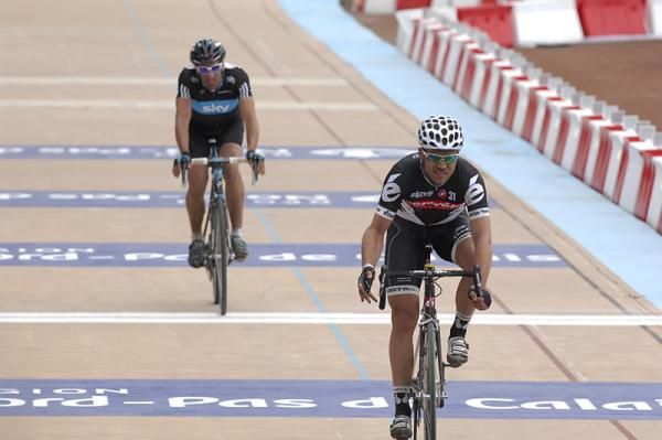 Thor Hushovd (Cervelo) leads Juan Antonio Flecha (Sky) across the line in the race for second.