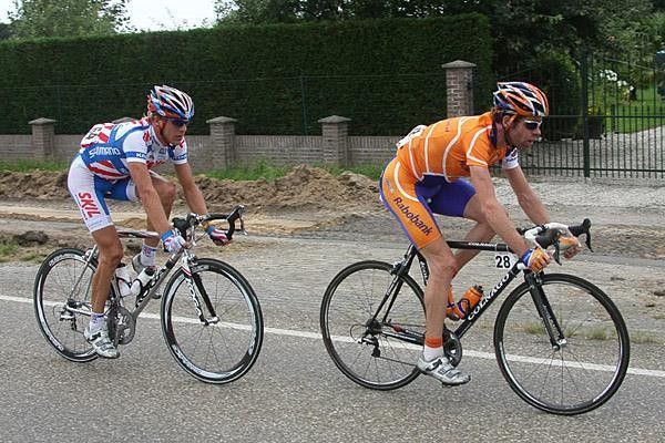 Goesinnen and Tanking try to hold on through the feedzone.