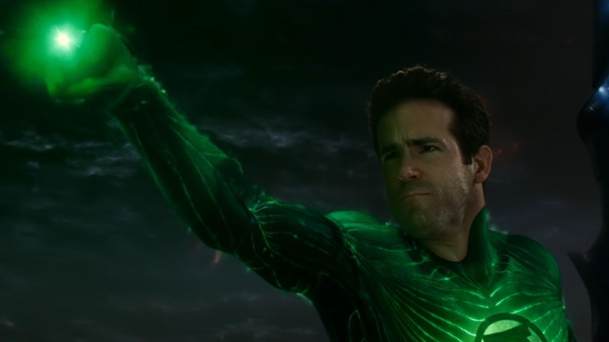 Ryan Reynolds using his powers in Green Lantern