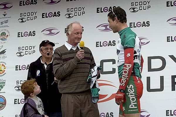 Gee he's tall: Tasco Sprint Points leader William Clarke (Praties) accepts his green jersey on the podium in Barham.