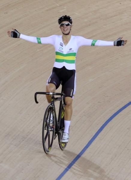 Melissa Hoskins (Australia) wins gold in the scratch race