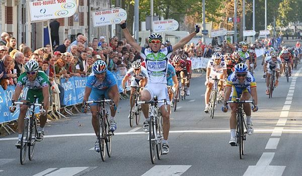 France's Romain Feillu (Agritubel) sprints to victory