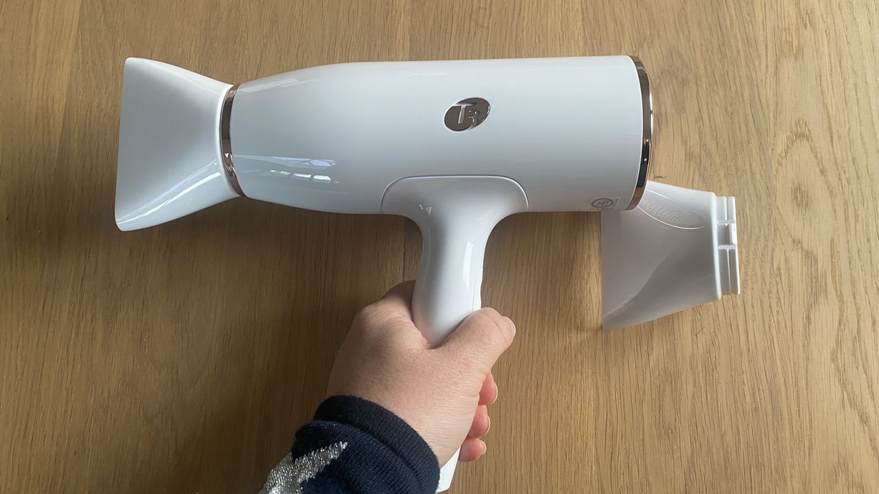 T3 AireLuxe in reviewer's hand