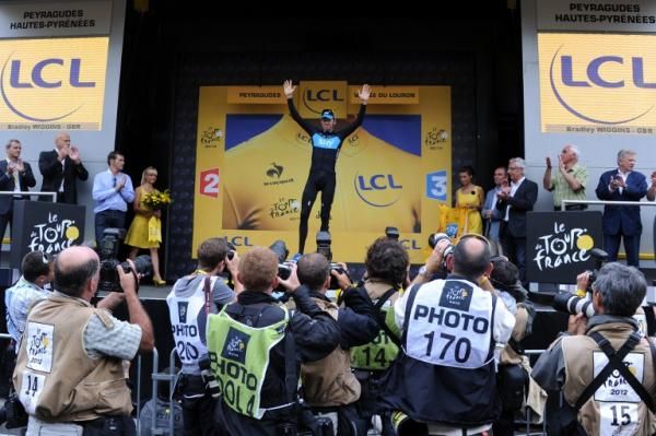 Bradley Wiggins (Sky) in front of reporters and photographers